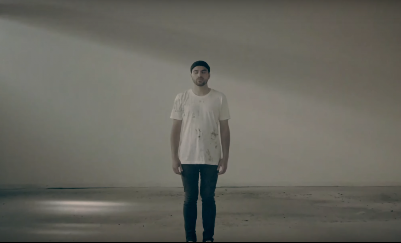 Mailänder steht im Video zu seiner Single Ankelt im Zentrum des Bildes.