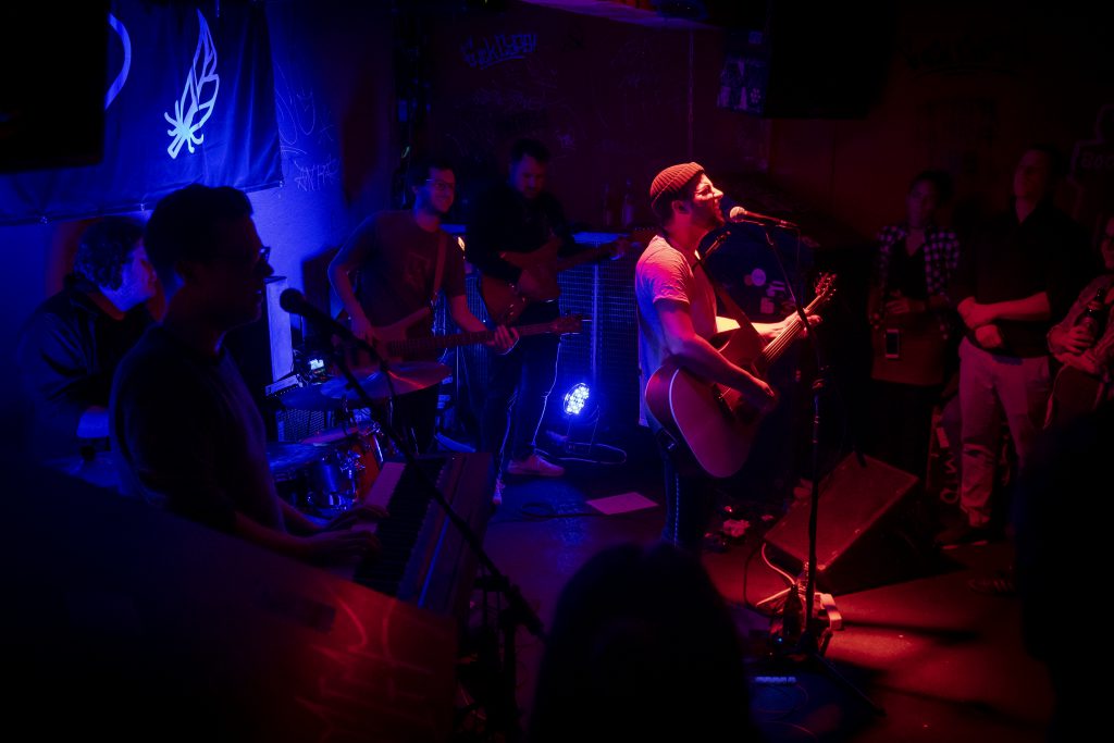 Der Singer-Songwriter Mailänder spielt mit seiner Band auf seiner Release-Show im Sunny Red in München. Foto: Sebastian Dürst