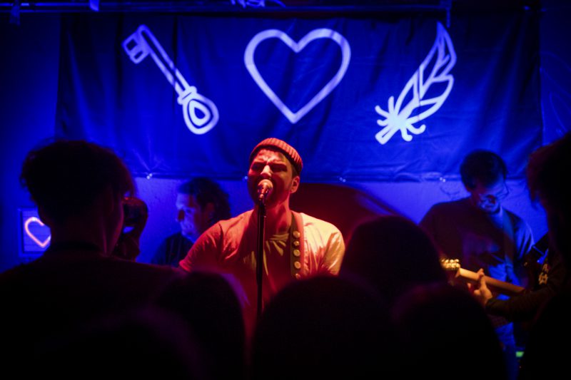 Der Singer-Songwriter Mailänder spielt mit seiner Band auf seiner Release-Show im Sunny Red in München. Foto: Sebastian Dürst